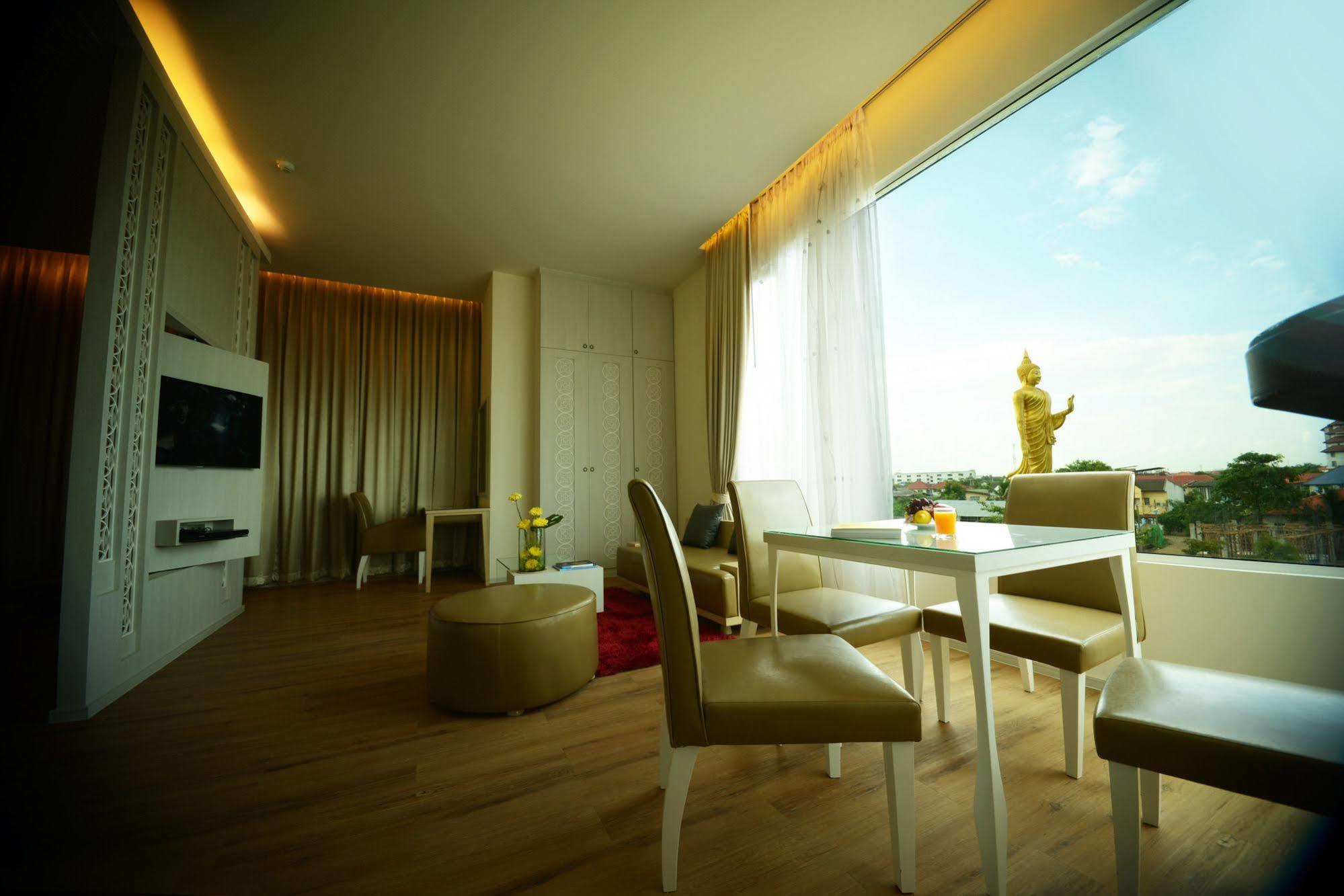 The Beverly Hills Hotel Nakhonratchasima Eksteriør bilde
