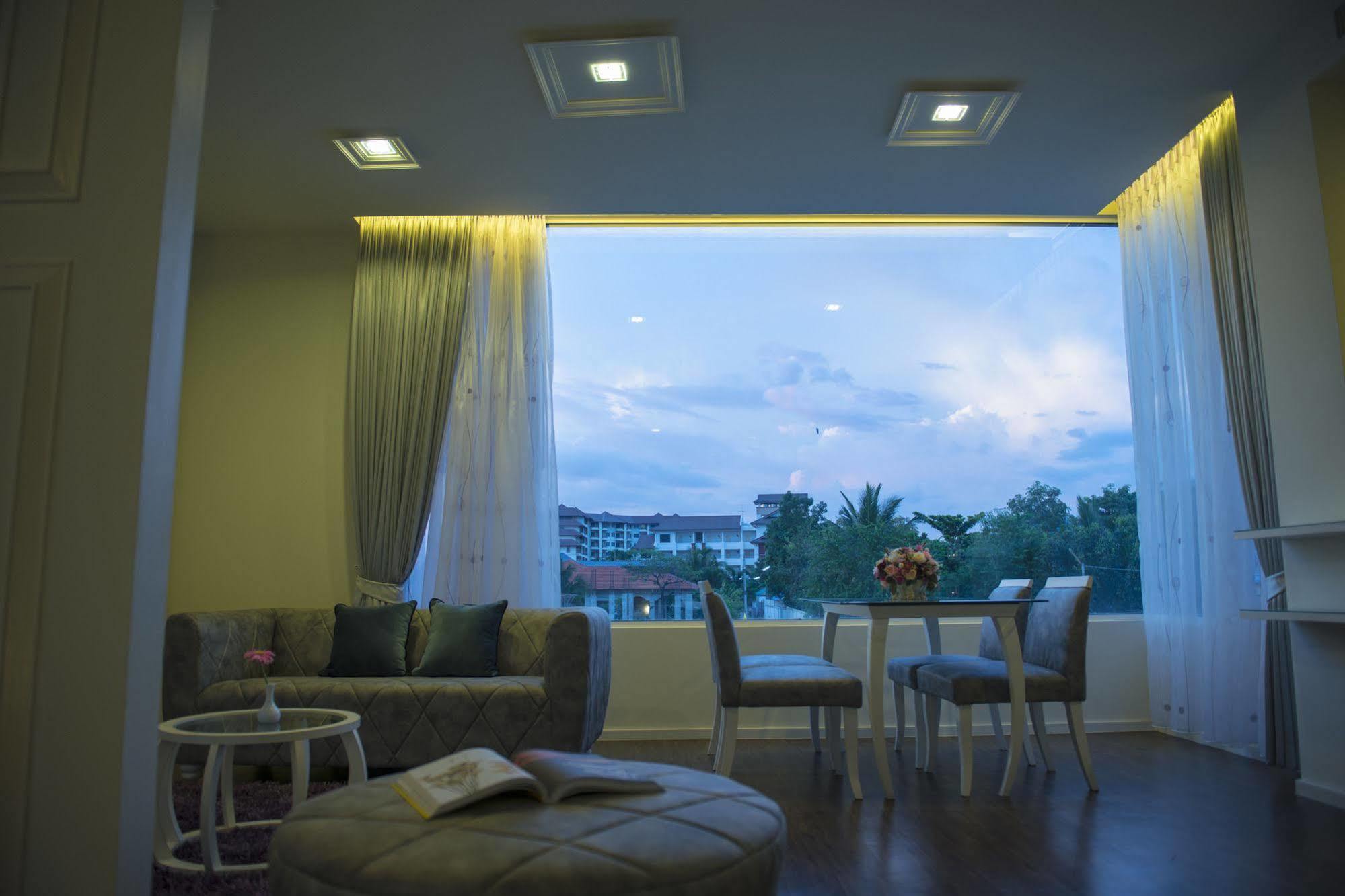 The Beverly Hills Hotel Nakhonratchasima Eksteriør bilde