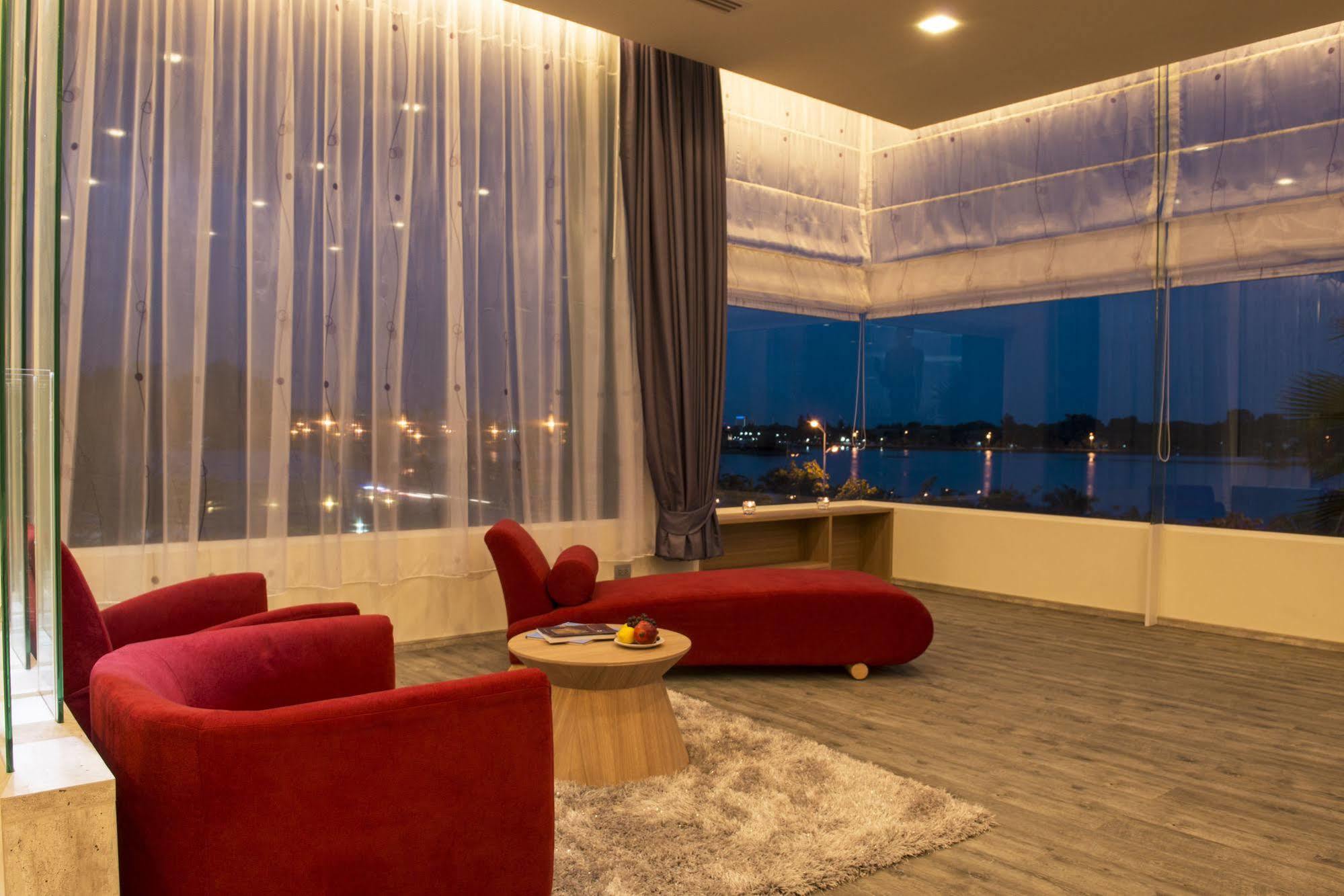 The Beverly Hills Hotel Nakhonratchasima Eksteriør bilde