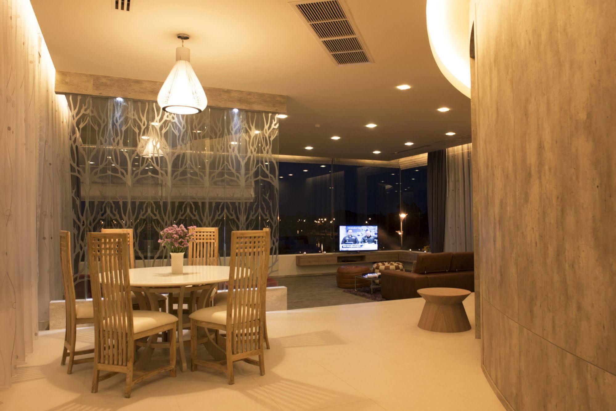 The Beverly Hills Hotel Nakhonratchasima Eksteriør bilde