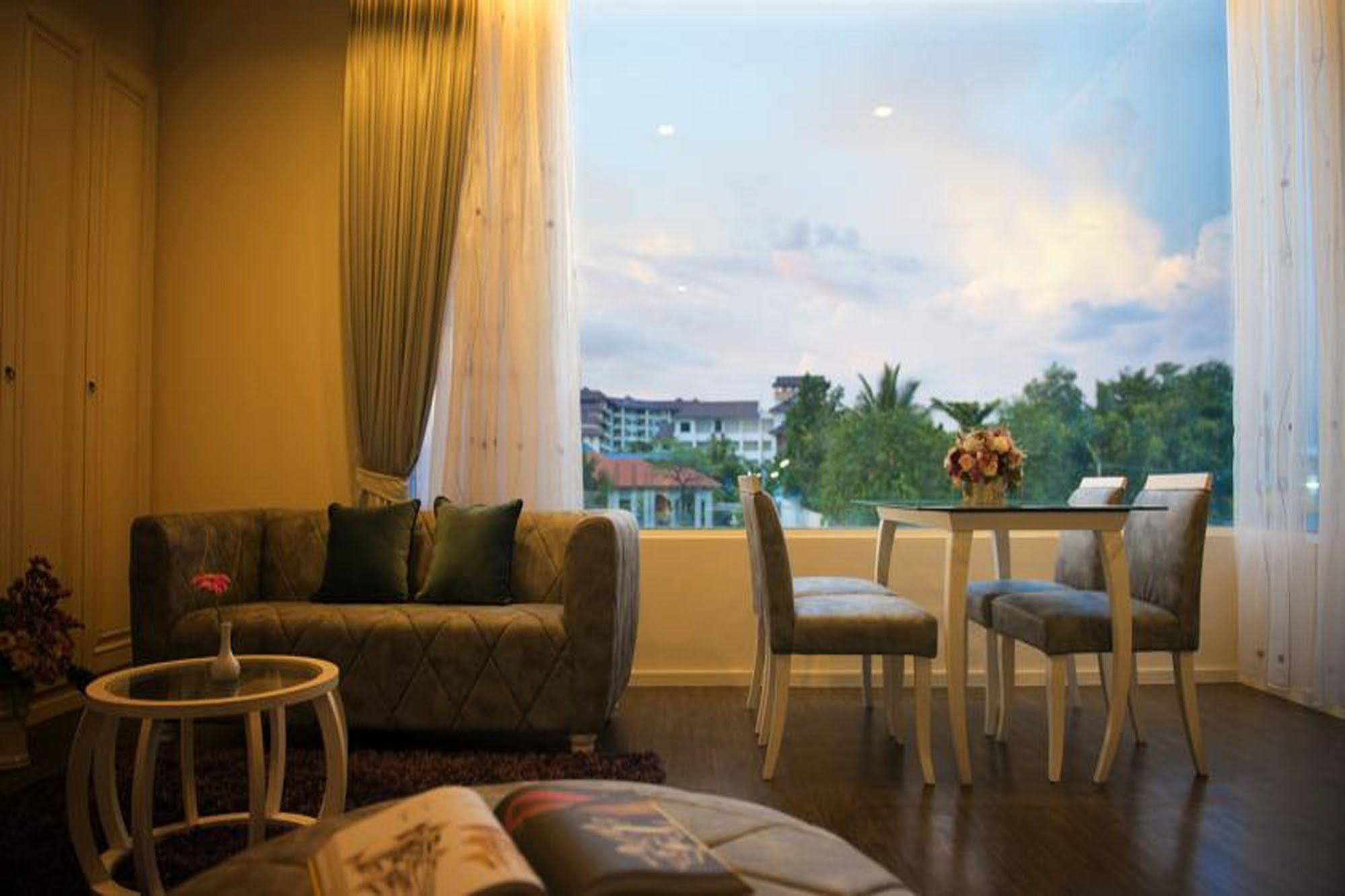 The Beverly Hills Hotel Nakhonratchasima Eksteriør bilde